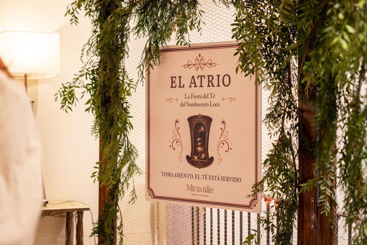 Cartel de El Atrio, la fiesta del té del Sombrerero Loco