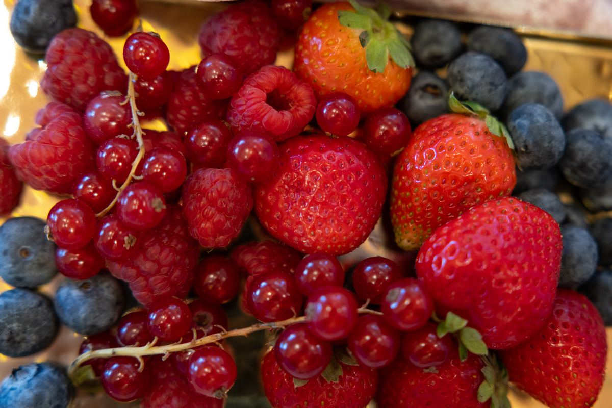 Frutos rojos en la estación de té