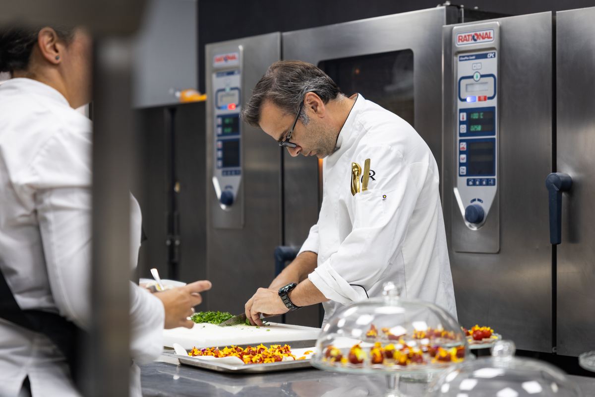 Chef preparando bocados en la cocina