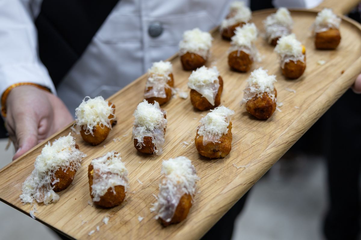 Croquetas recién hechas en cocina