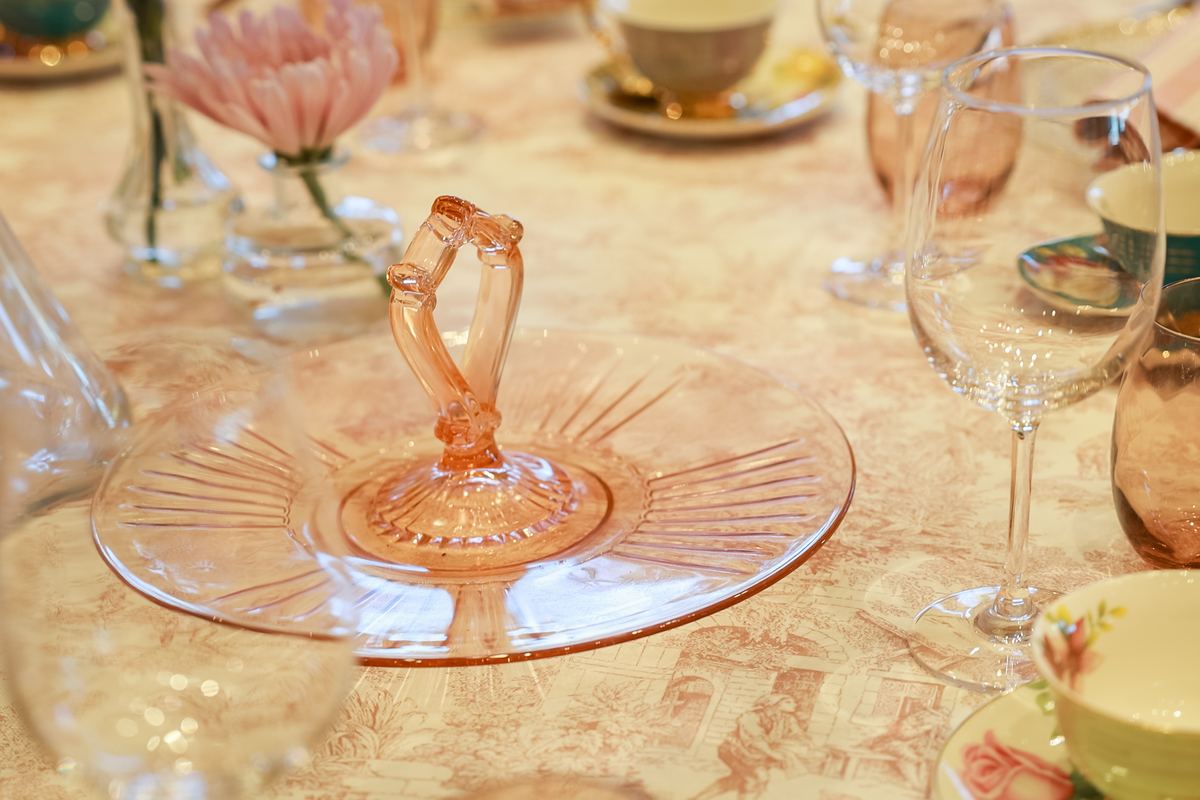 Copa de cristal rosa sobre la mesa de El Atrio