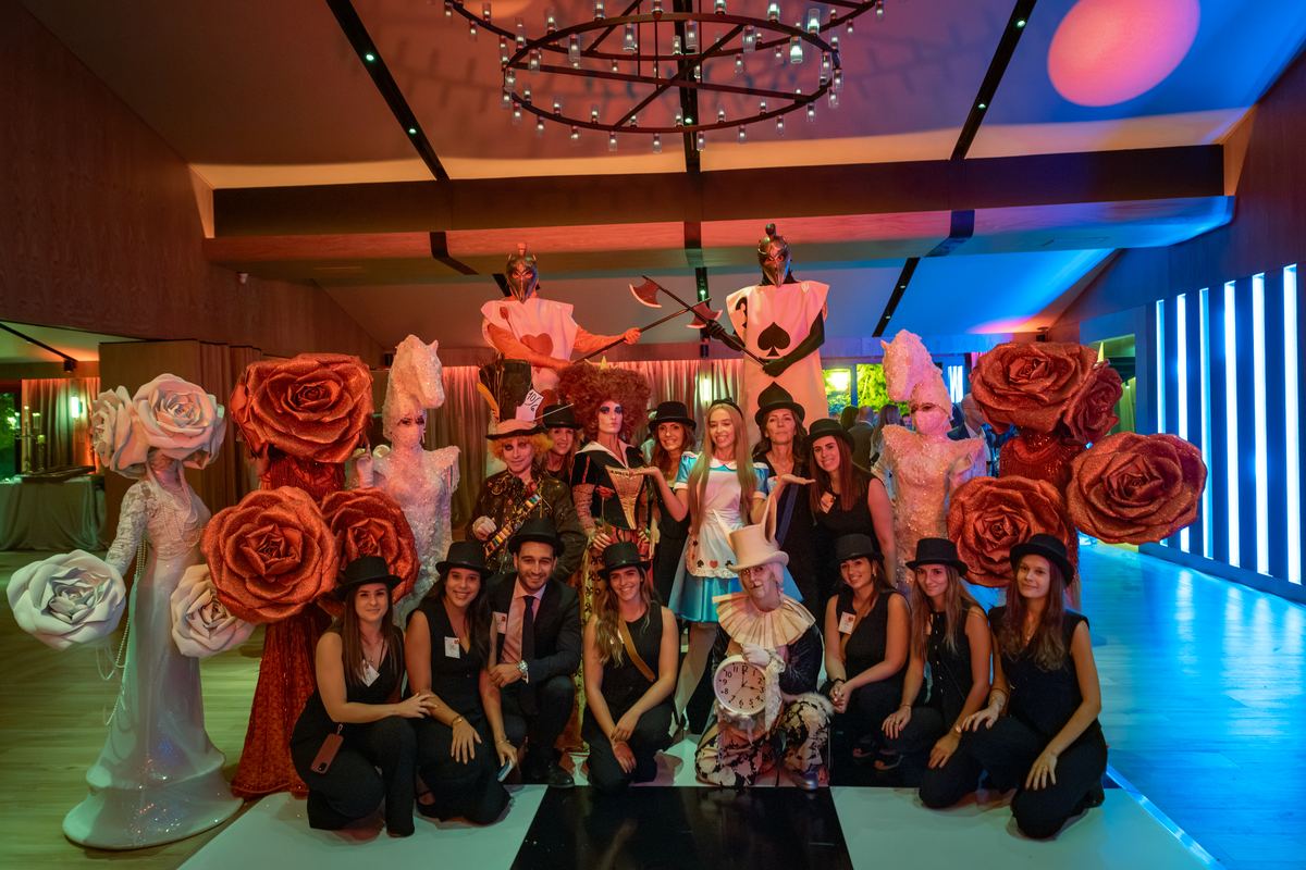 Elenco de personajes con parte del equipo en La Pradera