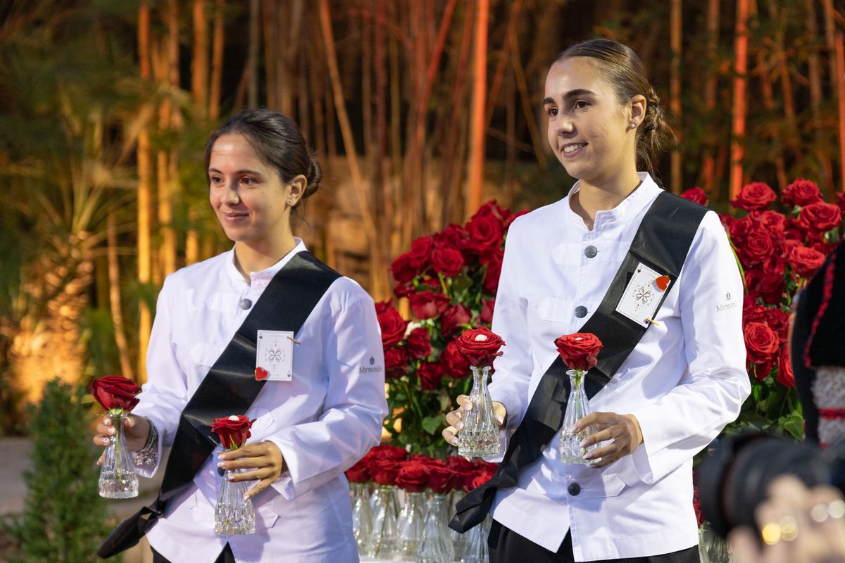Equipo de sala con las rosas para los invitados