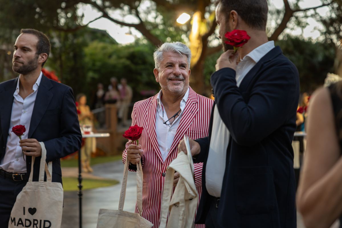 Invitados con su rosa roja en el jardín