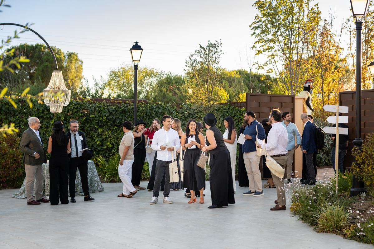 Invitados llegando a los jardines de Miravalle al atardecer