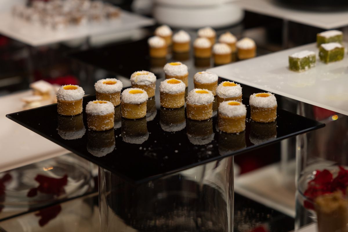 Petit fours en la mesa de dulces