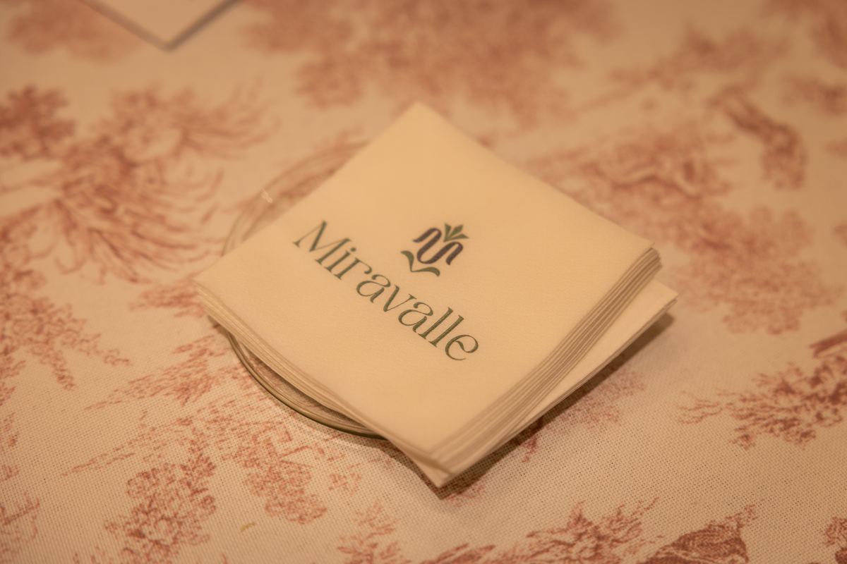 Servilleta con el logotipo de Miravalle