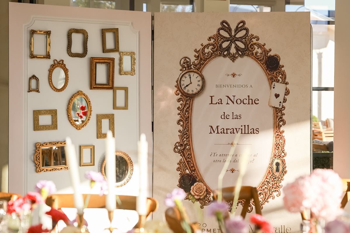Cartel de bienvenida a La Noche de las Maravillas en La Galería