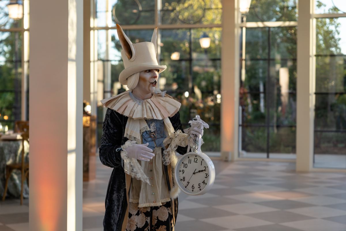 El Conejo Blanco, con su reloj de bolsillo, en La Galería de Miravalle