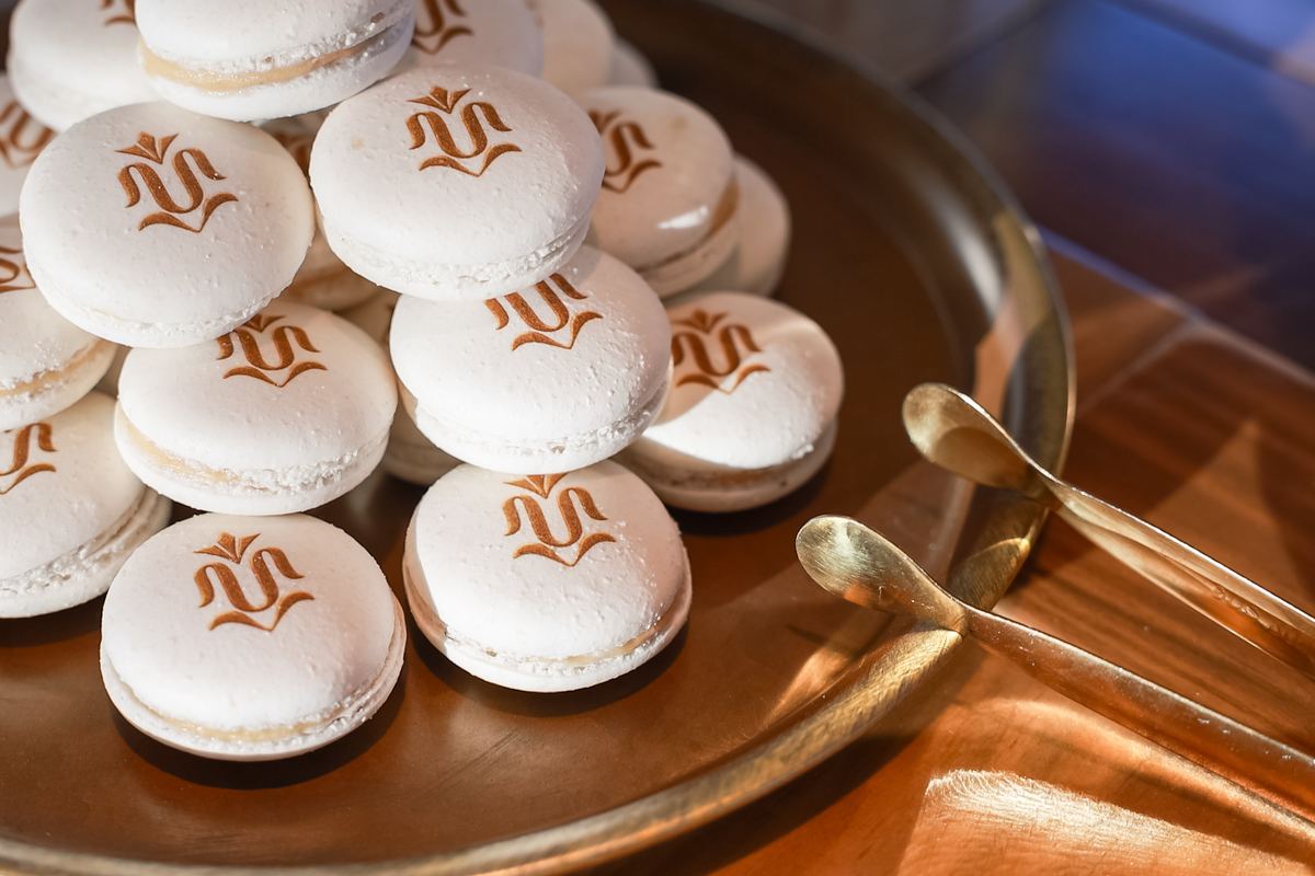Macarons blancos con el monograma de Miravalle