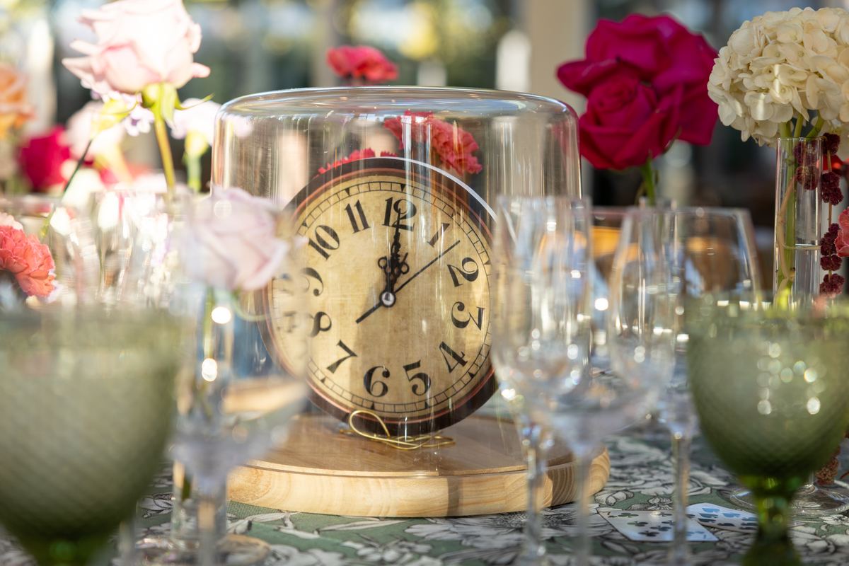 Reloj antiguo bajo una campana de cristal como centro de mesa en La Galería