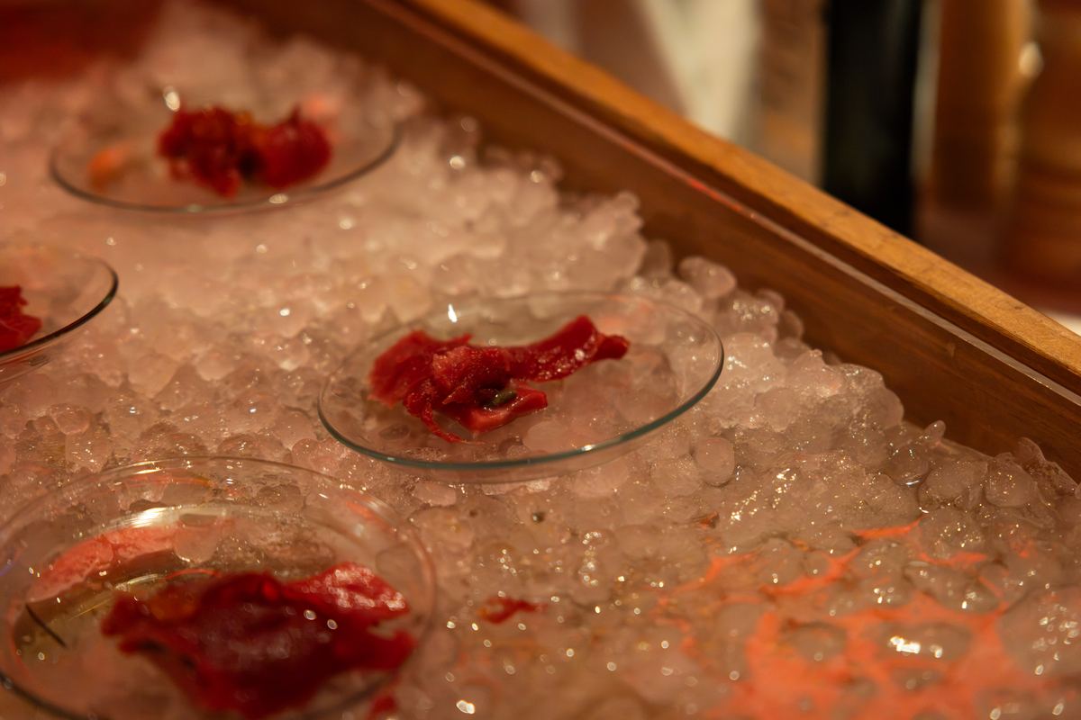 Bocados de atún servidos sobre hielo