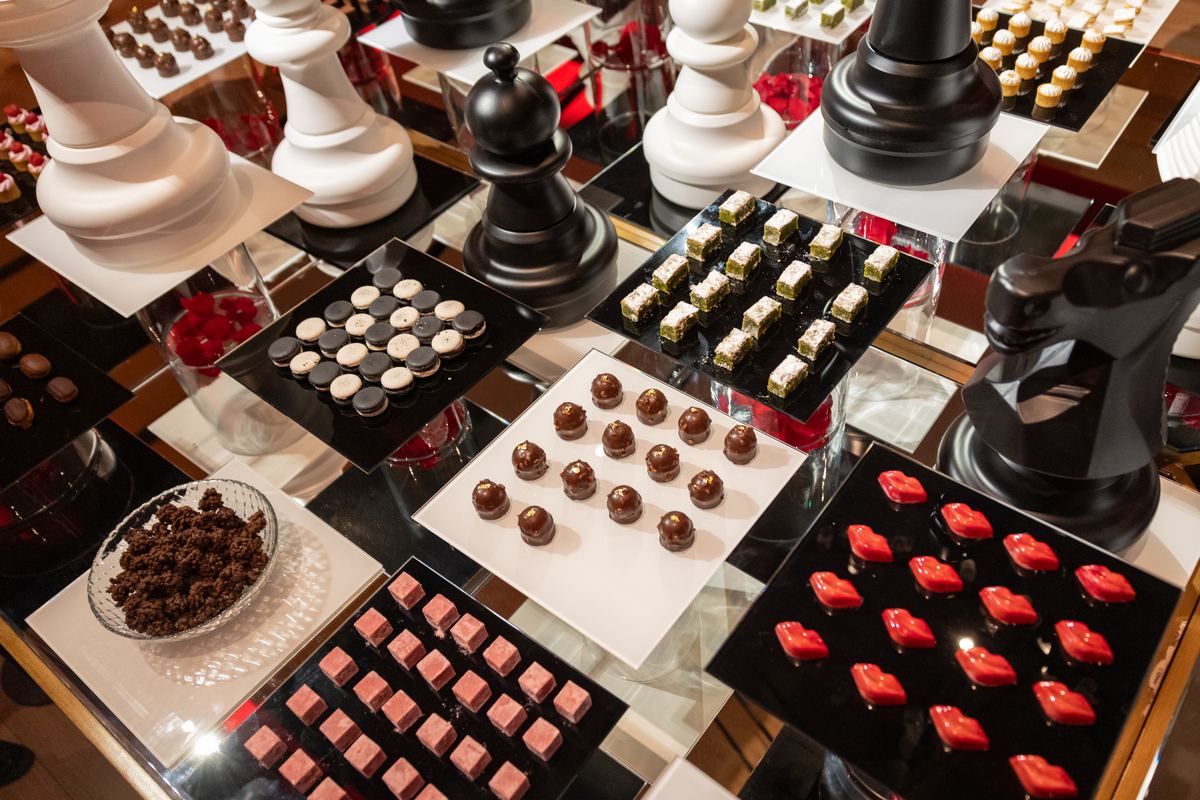 Mesa de dulces Dulce Locura con trufas, labios rojos y piezas de ajedrez gigantes