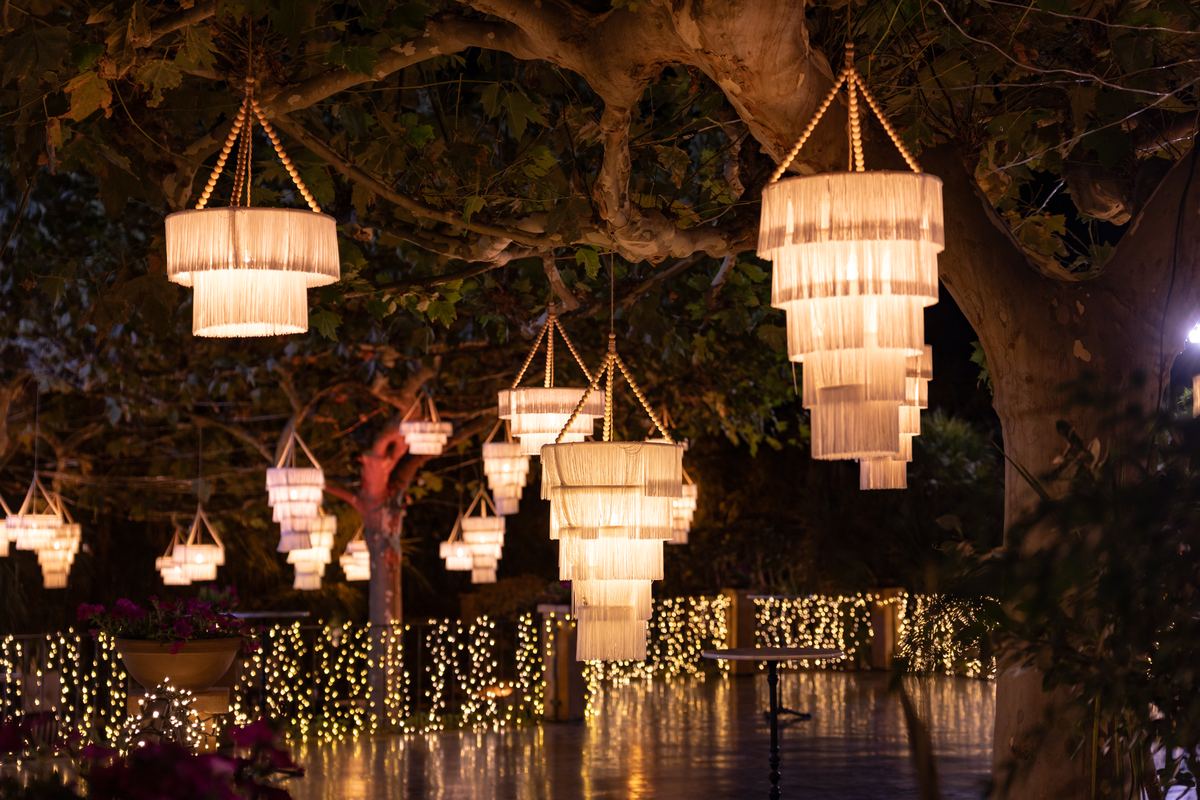 Lámparas de cristal colgadas de los árboles del jardín de Miravalle durante La Noche de las Maravillas