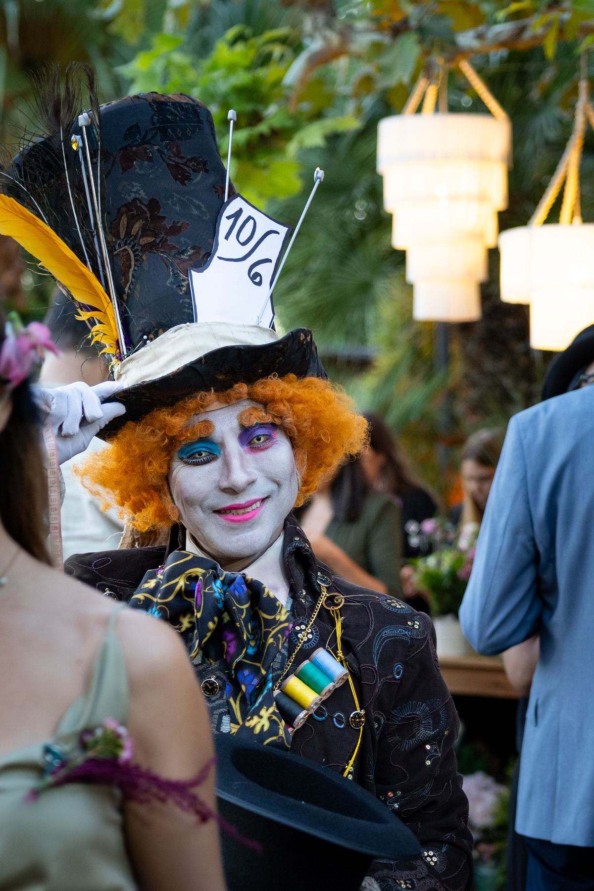 El Sombrerero Loco entre los invitados en los jardines de Miravalle